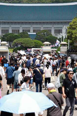 Visit to Cheong Wa Dae