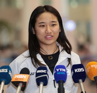 Badminton champion An Se-young returns home
