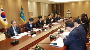 Lee attends meeting of emergency economic task force