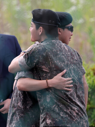 RM, V of BTS Thrill Fans with Military Discharge Ceremony (Part 1)