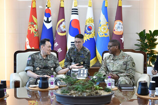 Military chief holds talks with U.S. transportation commander