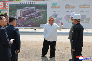 N.K. leader inspects hospital construction site