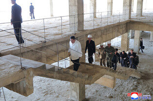N.K. leader inspects hospital construction site