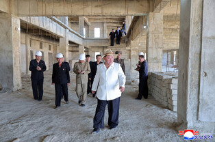 N.K. leader inspects hospital construction site