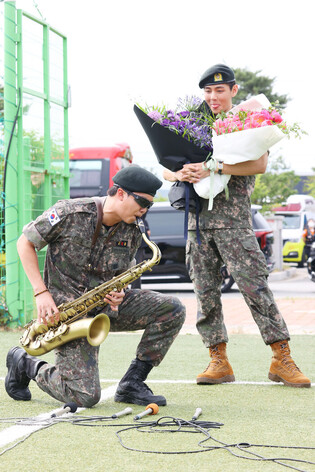 BTS' RM, V discharged from military service
