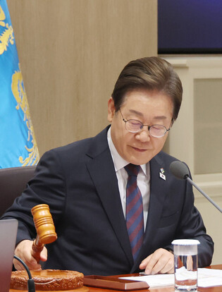 Lee attends Cabinet meeting