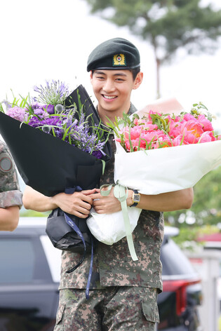 BTS' RM, V discharged from military service