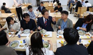 Lee has lunch with reporters