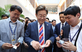 Lee has lunch with reporters