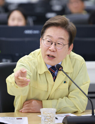 Lee visits flood control facility