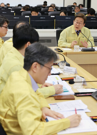 Lee visits flood control facility