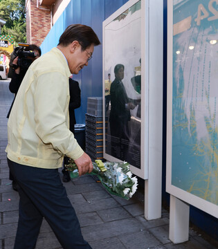 Lee pays tribute to crowd crush victims