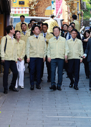 Lee pays tribute to crowd crush victims