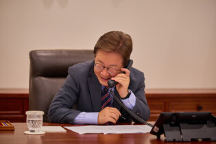 Lee holds phone talks with Australian PM