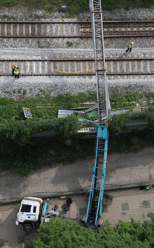 Ladder truck collapses over railway tracks in Seoul