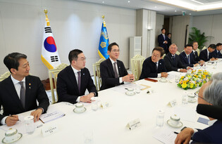 Lee meets with biz leaders
