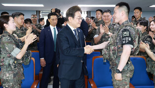 Lee visits front-line Army unit