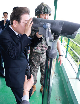 Lee visits front-line Army unit