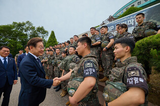 Lee meets front-line troops