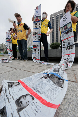 Abductee family group's leaflet campaign against N. Korea