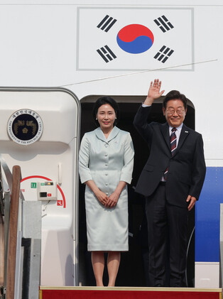 Lee heads for Canada to attend G7 summit
