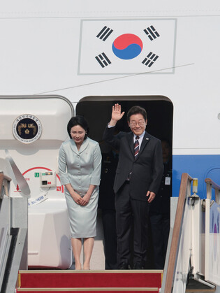 Lee heads for Canada to attend G7 summit