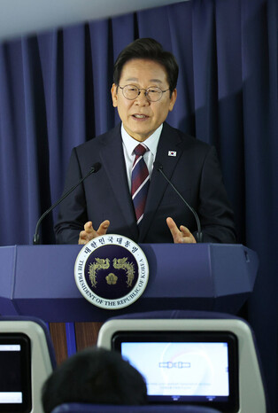 Lee's in-flight press conference ahead of G7 summit
