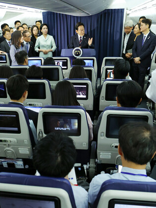 Lee's in-flight press conference ahead of G7 summit