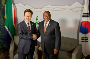 Leaders of S. Korea, S. Africa meet