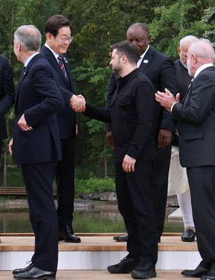 Lee meets Zelensky at G7 summit