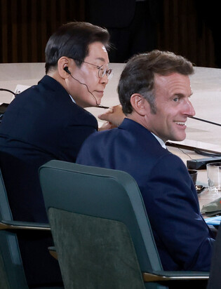 Lee attends expanded meeting of G7 summit
