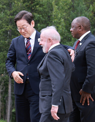 Lee meets Brazilian president at G7 summit