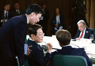 Lee attends expanded meeting of G7 summit