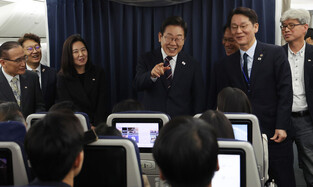 Lee's in-flight press conference