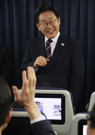 Lee's in-flight press conference