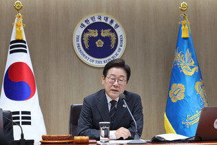 Lee attends Cabinet meeting