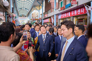 Lee visits traditional market