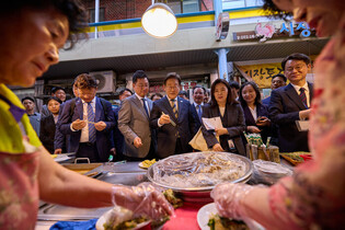 Lee visits traditional market