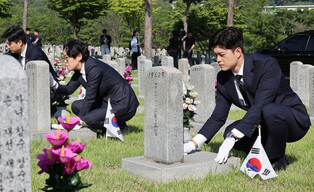 Opposition leader at cemetery