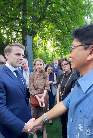 Lee Soo-man Meets French President Macron; Discusses Cultural Collaboration, French Office Proposal