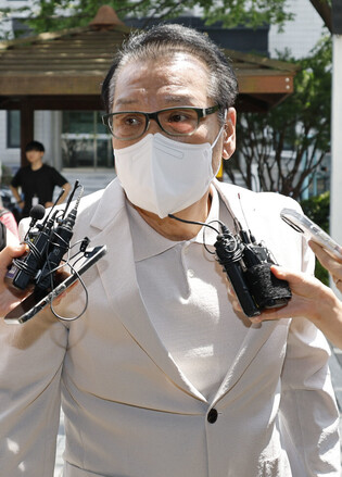 Shaman at Seoul court over alleged violation of political funds act