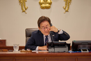 Lee holds phone talks with Malaysian PM