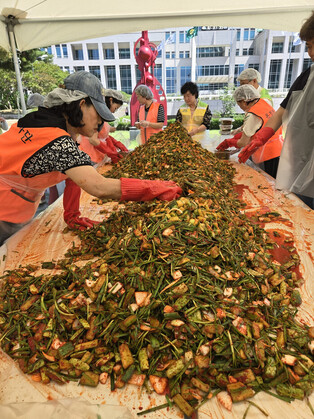 Kimchi-making for impoverished households