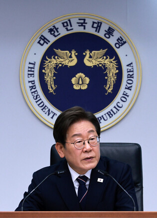 Lee holds 1st meeting with top aides