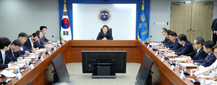 Lee holds 1st meeting with top aides