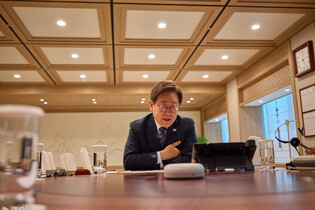 Lee holds phone talks with Indonesian president