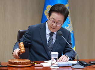 Lee attends Cabinet meeting