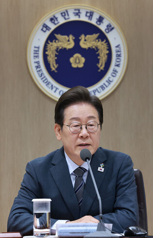 Lee attends Cabinet meeting