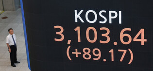 KOSPI rises above 3,100-pt line