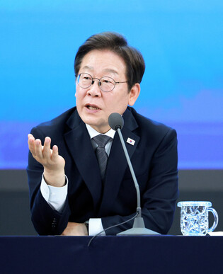 Lee attends town hall meeting